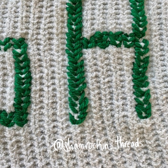 University of Notre Dame hand knit embroidered sweater - Picture 12 of 16